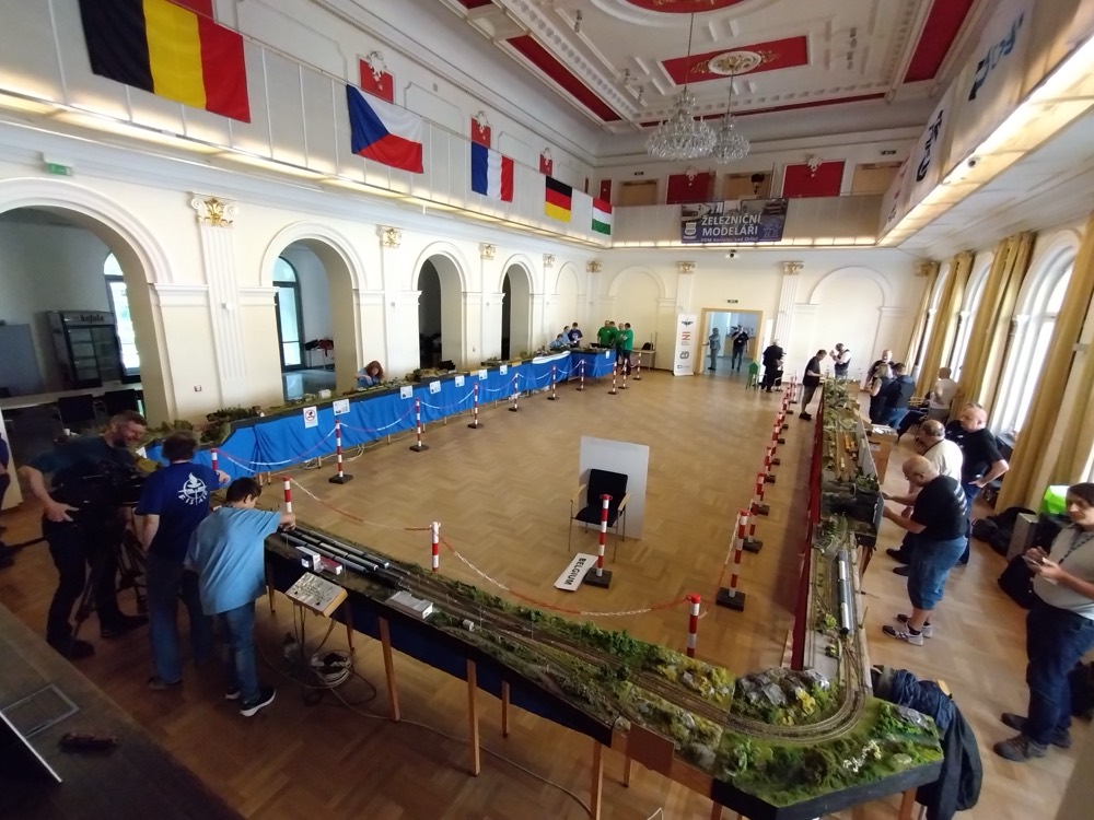 Große Modellbahnanlage in einem Festsaal während der FISAIC-Ausstellung 2023 in Opava, Tschechien